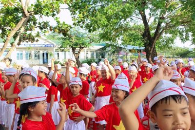 Hoạt động sinh hoạt cờ đầu tuần.  Rực rỡ màu cờ tiếp thêm năng lượng cho các em!