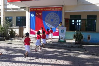 Tiết sinh hoạt dưới cờ. Chia sẻ yêu thương với các bạn học sinh vùng bão lũ.